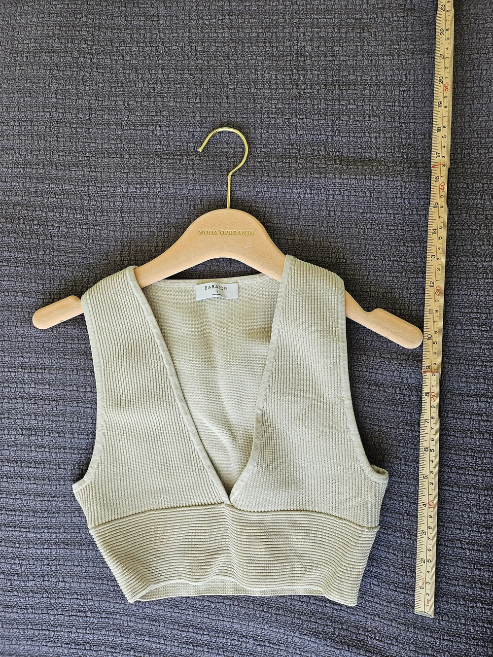 Babaton / Aritzia Ribbed V-Neck Cropped Tank - Light Beige Size Small